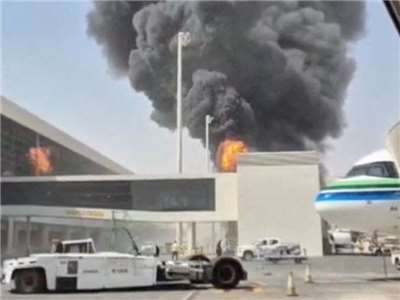 葉門叛軍「青年運動」(Houthi)宣稱對利雅德機場發動一連串攻擊。圖為機場冒出濃煙與火焰。