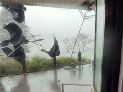 龍捲風侵襲澳洲一座城鎮，戶外的桌椅家具被吹飛。(翻攝X@accuweather)