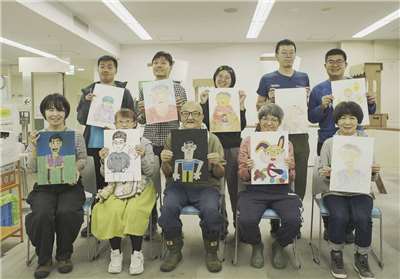 導演林正盛與妻子韓淑華創辦的「多寶藝術學堂」今年迎來10週年，特別帶領學堂自閉症青年畫家前往日本京都寫生、開畫展、放映紀錄片，交流不同生命。(台灣多寶格藝術發展協會提供)