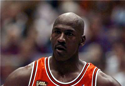 美國職籃NBA傳奇球星喬丹(Michael Jordan)「最後一舞」球衣拍賣，以3.9億元台幣拍出，打破喬丹紀念品先前創下的最高拍賣紀錄。資料照。