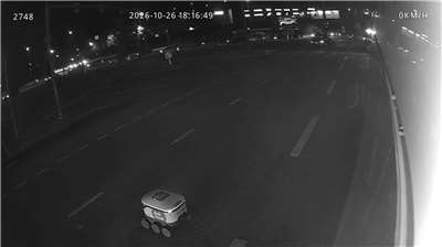 愛沙尼亞一台快遞機器人疑闖紅燈，行經的公車緊急煞車，造成多人受傷。(翻攝news.err.ee)