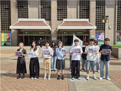 臺灣青年民主協會、臺灣學生聯合會、臺灣青年思潮協會、臺灣一滴優教育協會、臺大學生會、臺大研究生協會於14日在臺北車站前舉辦「青年民主返鄉列車募資開跑」記者會。(饒辰書 攝)