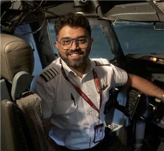 杜拜航空印度籍機長馬查爾(Smit Machchhar)是經驗豐富的波音737機長，擁有約15年飛行經驗，累積近9750小時的飛行時數。