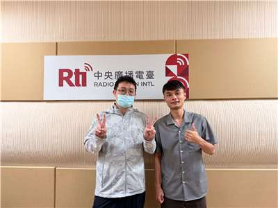 來賓顏瑜（右）與喬齊安合照