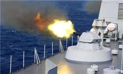 共軍近日陸續在渤海、黃海、東海、南海四大海域進行軍事訓練與實彈射擊，南部戰區海軍4艘071型綜合登陸艦組成的編隊日前在某海域進行罕見的實彈齊射。(翻攝微博@舟見金名)