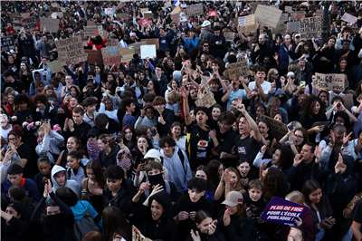學生在全國各地發起抗議，法國內政部表示，全國共有7萬1500人參與抗議活動，有500多人遭警方拘留。
