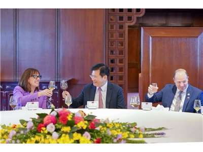 外交部長林佳龍(中)設宴歡迎美國議員訪團，與眾議員莎琳娜絲(Andrea Salinas，左)、甘迺迪(Tim Kennedy，右)互動 (外交部提供)