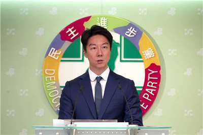 民進黨發言人吳崢7日於中常會後轉述會議內容，並呼籲當初訕笑沈伯洋有被害妄想症的國民黨立委，應該要致歉。(翻攝YT@民主進步黨)