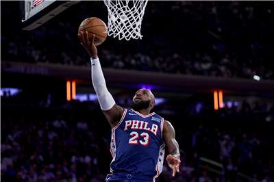 加盟費城76人隊的詹姆斯（LeBron James）20日在出戰尼克隊的第三節中單手上籃。