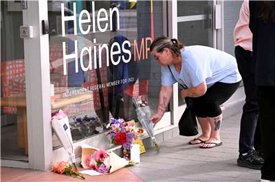 澳洲無黨籍國會議員海恩斯(Helen Haines)19日發生車禍，民眾在她辦公室外獻花致意。