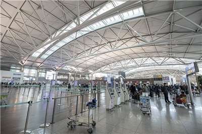 韓國仁川機場今天(30日)發生報到系統故障，導致旅客辦理登機手續嚴重延誤。圖為仁川機場出境大廳。（圖：維基百科)
