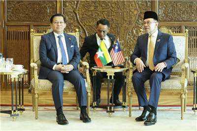 馬來西亞首相安華（Anwar Ibrahim）(右)今天（8日）接待到訪的緬甸總統敏昂萊（Min Aung Hlaing）(左)。(AFP)