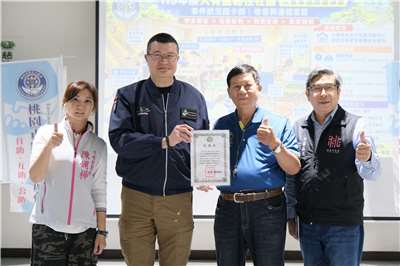 內政部政務次長馬士元(左2)27日前往桃園市桃園區大有里視導「大有里災害防救演習」，實地瞭解社區防災整備及災害應變運作情形，並肯定防災士在物資管理、避難收容與民間協作等環節所發揮的關鍵角色。(圖：內政部)