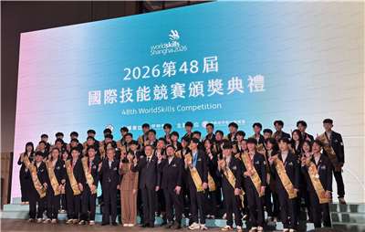 勞動部12日在台北舉辦國際技能競賽頒獎典禮，行政院長卓榮泰親自頒發獎座。(楊文君 攝)
