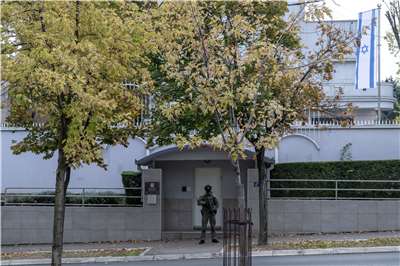 塞爾維亞憲兵隊成員28日在以色列駐貝爾格勒大使館入口處站崗，此前，駐守該使館的一名員警遭人持刀襲擊。