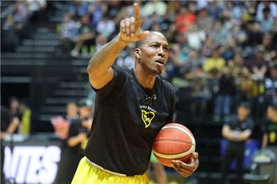 美國職籃NBA前球星霍華德(Dwight Howard)2023年與時任台灣副總統賴清德同框拍攝影片時，曾稱台灣是「一個國家」。這起事件在中國社群媒體引發軒然大波。資料照。