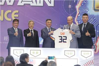 行政院長卓榮泰(左3)、經濟部長龔明鑫(左2)、休士頓太空人隊主席吉姆克蘭(右2)、我國旅美投手鄧愷威(右1)見證經濟部、運動部與美國大聯盟休士頓太空人隊球團簽署合作備忘錄。(謝佳興 攝)