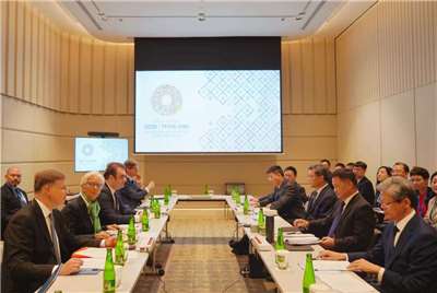 中國財政部長藍佛安16日在泰國曼谷出席世界銀行(World Bank)、國際貨幣基金(IMF)和20國集團(G20)財長和央行行長會議期間，應約與歐盟經濟事務執委杜姆布羅夫斯基斯(Valdis Dombrovskis)、歐洲中央銀行總裁拉加德(Christine Lagarde)、歐元集團(Eurogroup)主席皮埃拉卡基斯(Kyriakos Pierrakakis)舉行會談。 (圖:中國財政部)