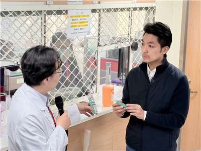 台北市長蔣萬安7日一早前往聯醫昆明院區視察察美沙冬替代療法及提供乾淨針頭執行情形。(鄭佑漢 攝)