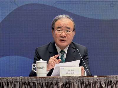 農業部次長胡忠一29日在行政院會後記者會說明農業保險覆蓋率。(鄭佑漢 攝)