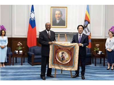 賴清德總統(中右)9日在總統府會晤史瓦帝尼國王恩史瓦帝三世(Mswati III，中左)，特別恭喜史王接任「非南發展共同體」的政治、防衛及安全機構主席 (總統府提供)