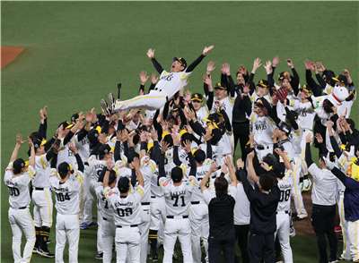 日本職棒總冠軍賽「日本大賽」，福岡軟銀鷹以4連勝奪下「日本一」。圖為總教練小久保裕紀被隊員們拋在空中。