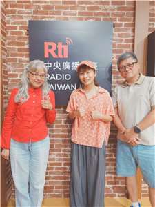 Voice to the World主持人介文，專訪歌手鄭宜雰與《雨分雰》專輯製作人黃培育