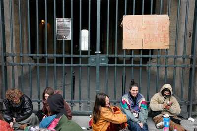 抗議者封鎖了羅浮宮博物館的入口，以表達他們對高中生運動的支持，並譴責警方鎮壓。門上的牌子寫著「 文化抗爭」。(AFP)