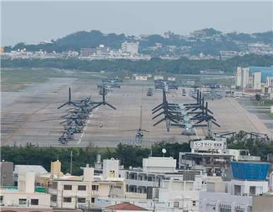 在一名駐沖繩美軍最近因為涉嫌強盜殺人被捕後，駐沖繩美軍6 日晚間宣布，美軍基地將實施30天宵禁，並暫停部隊活動48小時。圖為沖繩美軍普天間機場軍機。資料照片(圖取自推特)