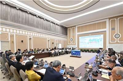 行政院會明天(8日)擬討論、通過中小微企業轉型升級發展條例，草案除將102.9萬家微型店家納入輔導協助，也大幅放寬設備投資與研發創新的租稅優惠。圖為行政院會資料照。(翻攝自卓榮泰臉書)