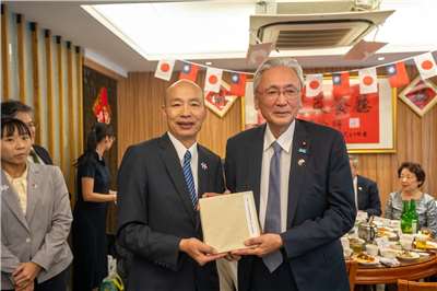 立法院長韓國瑜(前左)11日午間偕同朝野立委等人，共同款宴「日本台灣友好議員聯盟」會長古屋圭司眾議員(前右)率領的「中華民國國慶日本國會議員祝賀團」一行。（立法院提供）