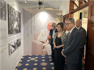 辜寬敏基金會15日舉辦「反抗者-辜寬敏與他們的革命時代」特別紀念展開幕式記者會，教育部長鄭英耀(右1）、圓山大飯店董事長葉菊蘭、總統府資政吳樹民、228事件紀念基金會董事長楊振隆等人出席。辜寬敏基金會董事長王美琇(右2)向與會者導覽展覽。(趙婉淳 攝)