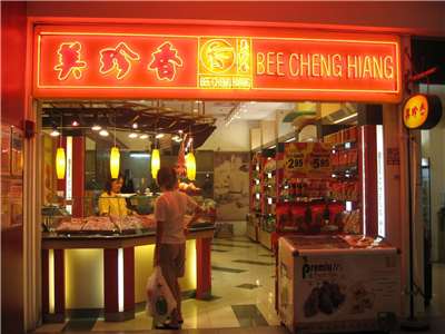 一名新加坡品牌美珍香員工因AI操作錯誤，導致同批電子郵件的收件者可以看到彼此的電子信箱地址，引發個資外洩疑慮。圖為新加坡一家美珍香門市。(圖：維基)