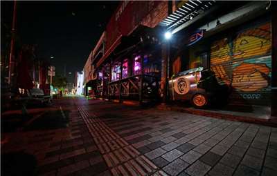 位於日本沖繩縣的古座門街（Koza Gate Street），一條靠近美軍基地的娛樂街幾乎空無一人，許多酒吧和餐廳都關門歇業。(AFP)
