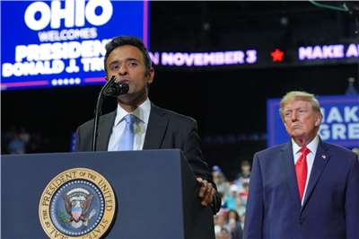 美國總統川普(後)22日讚揚共和黨人拉馬斯瓦米(Vivek Ramaswamy，前)在選戰中針對推出的攻擊性廣告。(美聯社/達志影像)