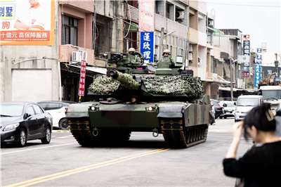 陸軍第六軍團裝甲584旅將於11月起進駐屏東三軍聯訓基地展開「聯勇操演」，由新一代主力戰車M1A2T首次參訓。(檔案照/楊仁翔 攝)