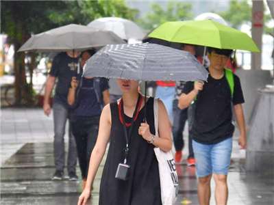 勞動部22日提醒，符合天然災害停止出勤規定的勞工可不出勤，雇主不得視為曠工、強迫請假或扣發全勤獎金。