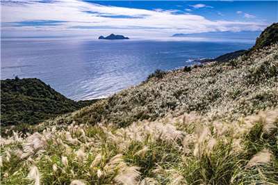 從草嶺古道的埡口望向宜蘭龜山島方向。(圖：東北角風管處提供)