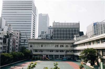 由於少子化日趨嚴重，預估在2040年度之前，日本各地至少有145間高中將關閉。圖為日本校園一景。(Unsplash)