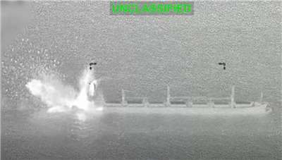 美軍中央司令部(CENTCOM)公布對一艘硬闖封鎖線貨輪開火。(FB/@CENTCOM)