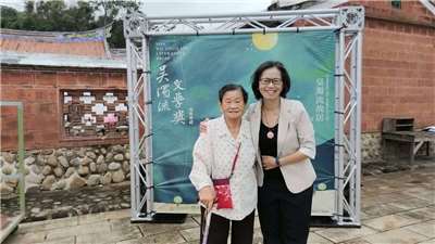 邱湘雲老師(右)熱愛客語文學創作，榮獲吳濁流文學獎殊榮