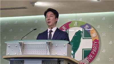 民進黨發言人吳崢在記者會上回答提問。（劉玉秋攝）