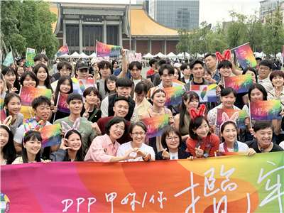 第24屆台灣同志遊行31日下午登場，民進黨性平部在遊行出發前舉行「DPP甲妳／你攬牢牢」記者會，副總統蕭美琴出席力挺。(鄭佑漢 攝)