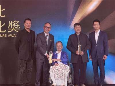 第30屆台北文化獎，由長期推動文化教育的簡靜惠及以鏡頭記錄台灣時代變遷的攝影家劉振祥獲獎。(江昭倫 攝)