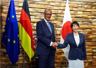 日本首相高市早苗(右)28日在首相官邸與德國總理梅爾茨(Friedrich Merz)(左)舉行會談。