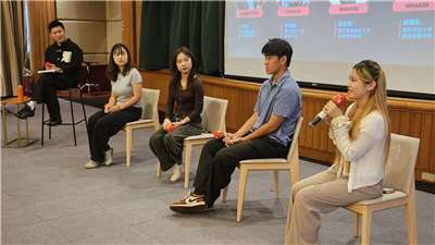 4位同學右起：廖偉捷、趙謚友、吳睿穎、李璿禾分享在央廣接受培訓製作節目的甘苦。(歐陽夢萍 攝)