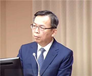 交通部次長林國顯表示，北部採桃園、松山雙機場分工，桃園機場主要負責國際線及客貨轉運，松山機場則提供離島交通、醫療服務及商務航空。(翻攝國會頻道)