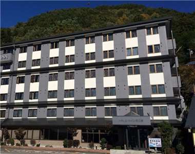 一名台灣女遊客本月陳屍於日本山梨縣一間飯店後，在事發客房持刀的一名台灣女子被警方逮捕。這名女子21日被移送日本檢方偵辦。圖為事發飯店。(圖翻攝官網)