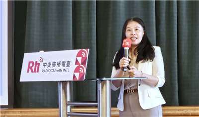 基隆地檢署檢察長陳佳秀在央廣舉辦的「韌性12講」中，從司法角度談國安威脅與韌性策略。(歐陽夢萍 攝)