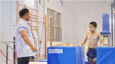 林耀輝(左)擔任南迴體操隊教練12年。(陳定杰 攝)